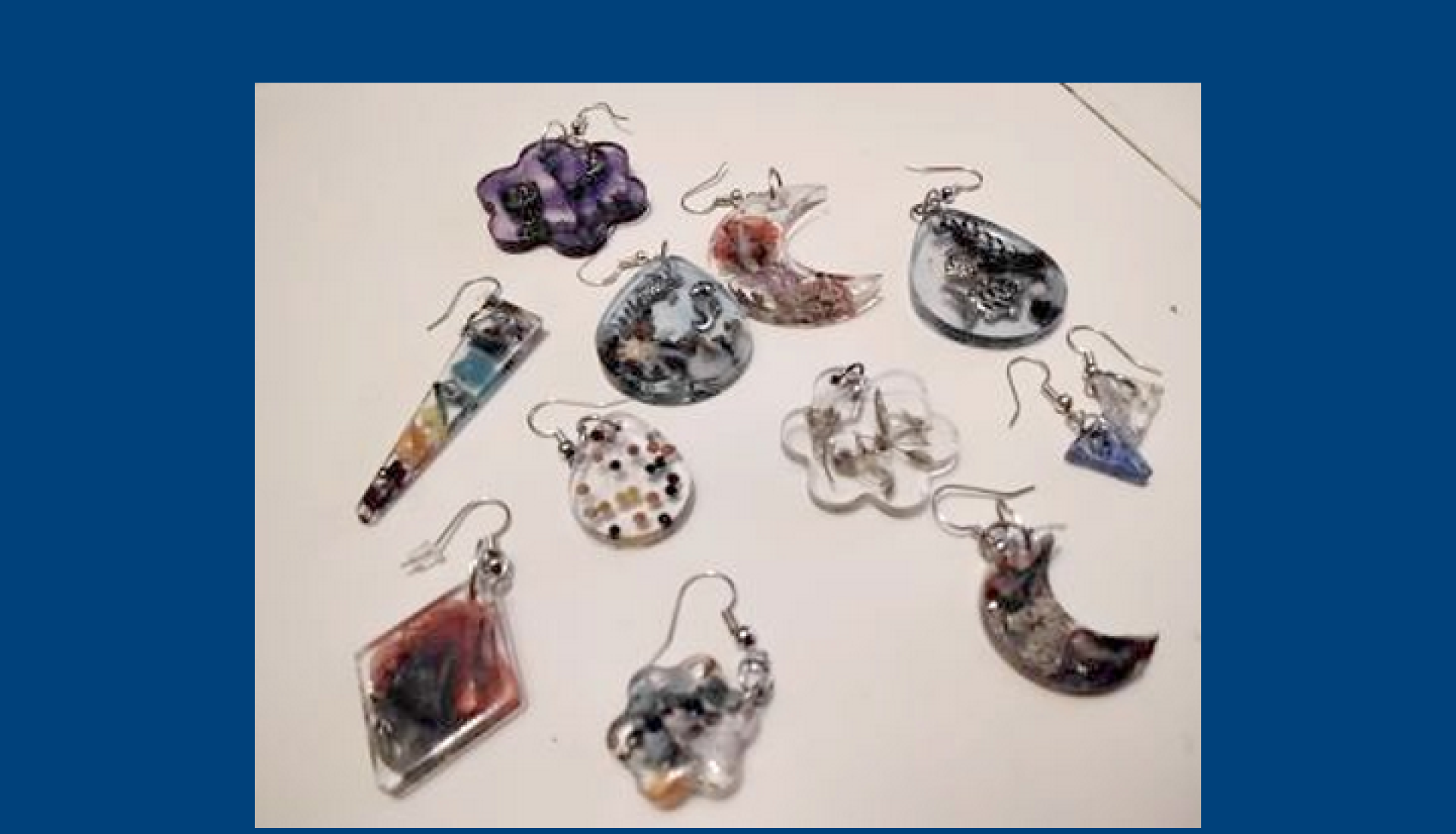 Création de boucles d'oreilles en résine