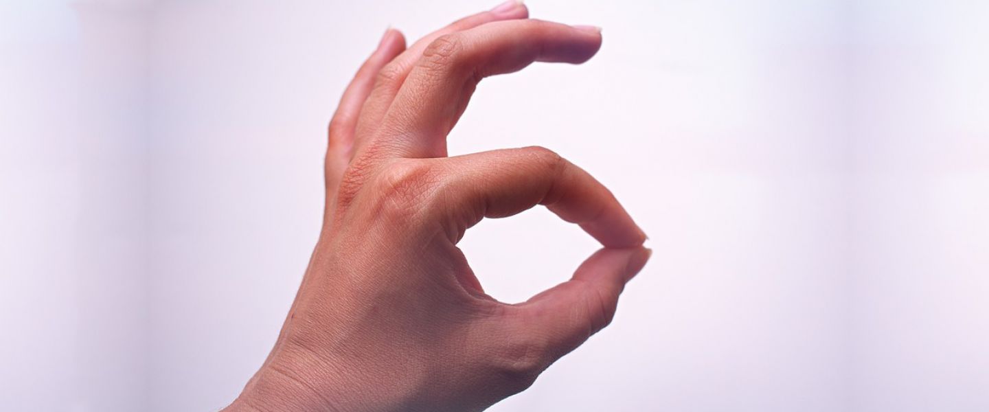 Comment communiquer avec une personne sourde ? La Langue des Signes est-elle universelle ?